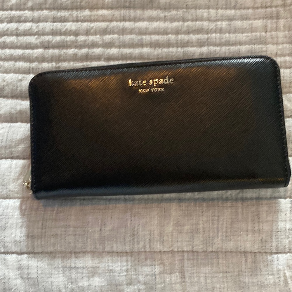New Kate spade wallet. Never used